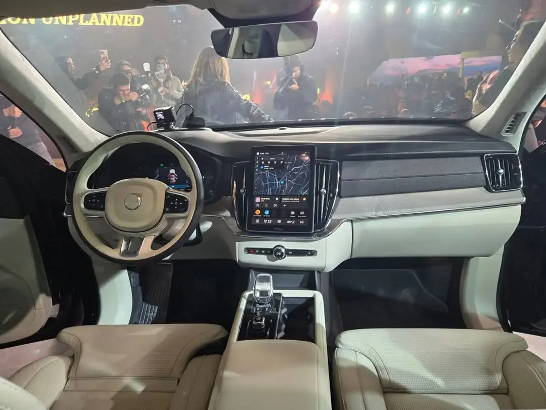 مقصورة فولفو XC90 فيس ليفت بالشاشة المركزية الرأسية ومقاعد جلدية فاتحة
