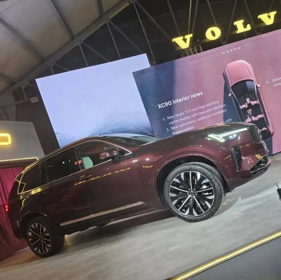 فولفو XC90 فيس ليفت باللون العنابي في حفل الكشف عنها بمصر
