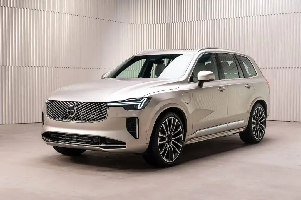 فولفو XC90 فيس ليفت بلون بيج فاتح من الأمام داخل استوديو بجدران مضلعة