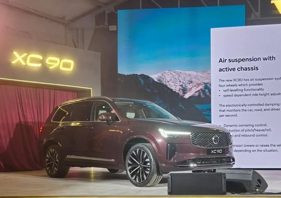 فولفو XC90 فيس ليفت العنابية أمام لوحة تشرح نظام التعليق الهوائي