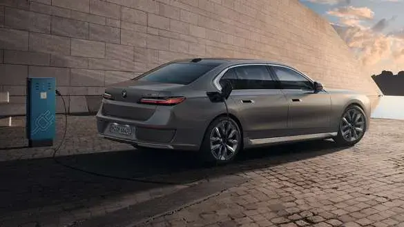 BMW i7 الكهربائية أثناء الشحن من محطة شحن
