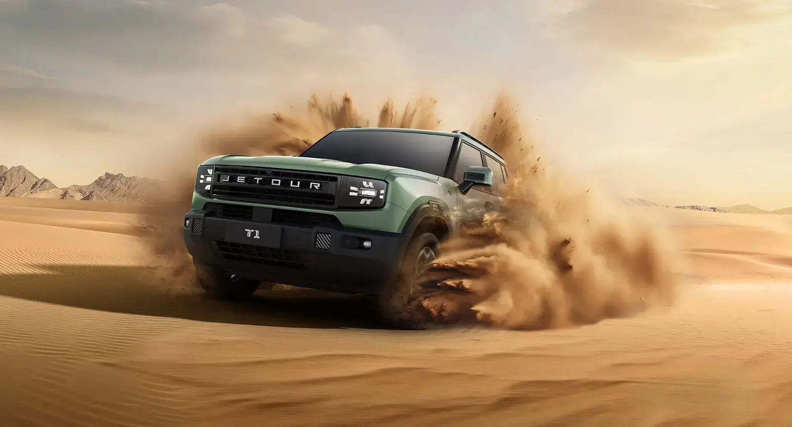 جيتور T1 باللون الأخضر من الأمام تسير على الكثبان الرملية وسط غبار الصحراء