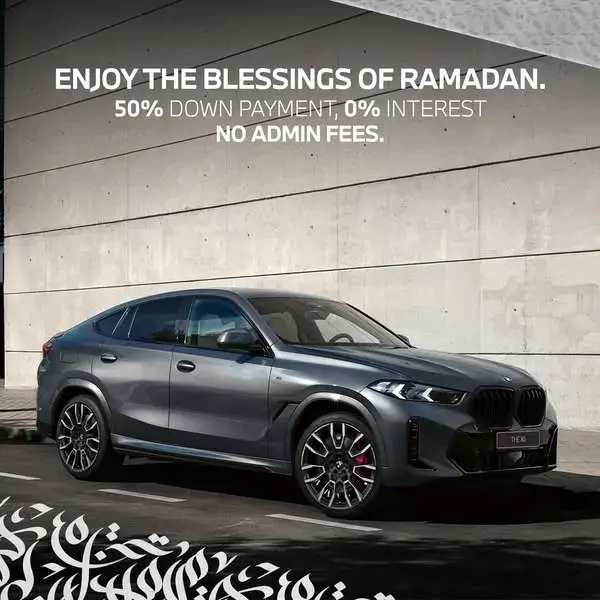إعلان عروض رمضان من BMW مع سيارة رمادية