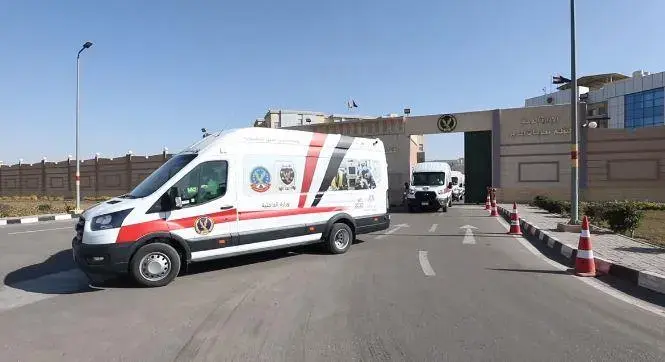 فان بيضاء بخطوط حمراء لوحدة مرور متنقلة تابعة لوزارة الداخلية أمام بوابة مقر أمني