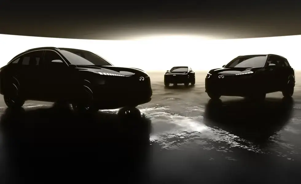 ثلاث سيارات إنفينيتي SUV بظلال داكنة في صورة تشويقية داخل صالة عرض مضيئة