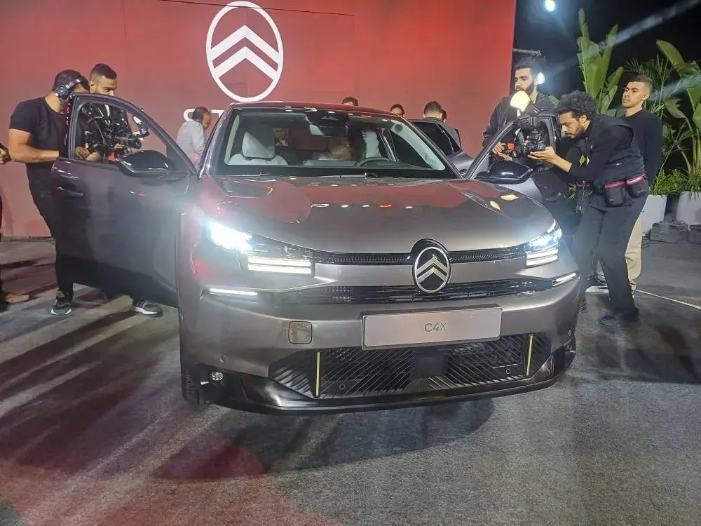 سيتروين C4 X رمادية خلال حفل إطلاقها وحولها المصورون