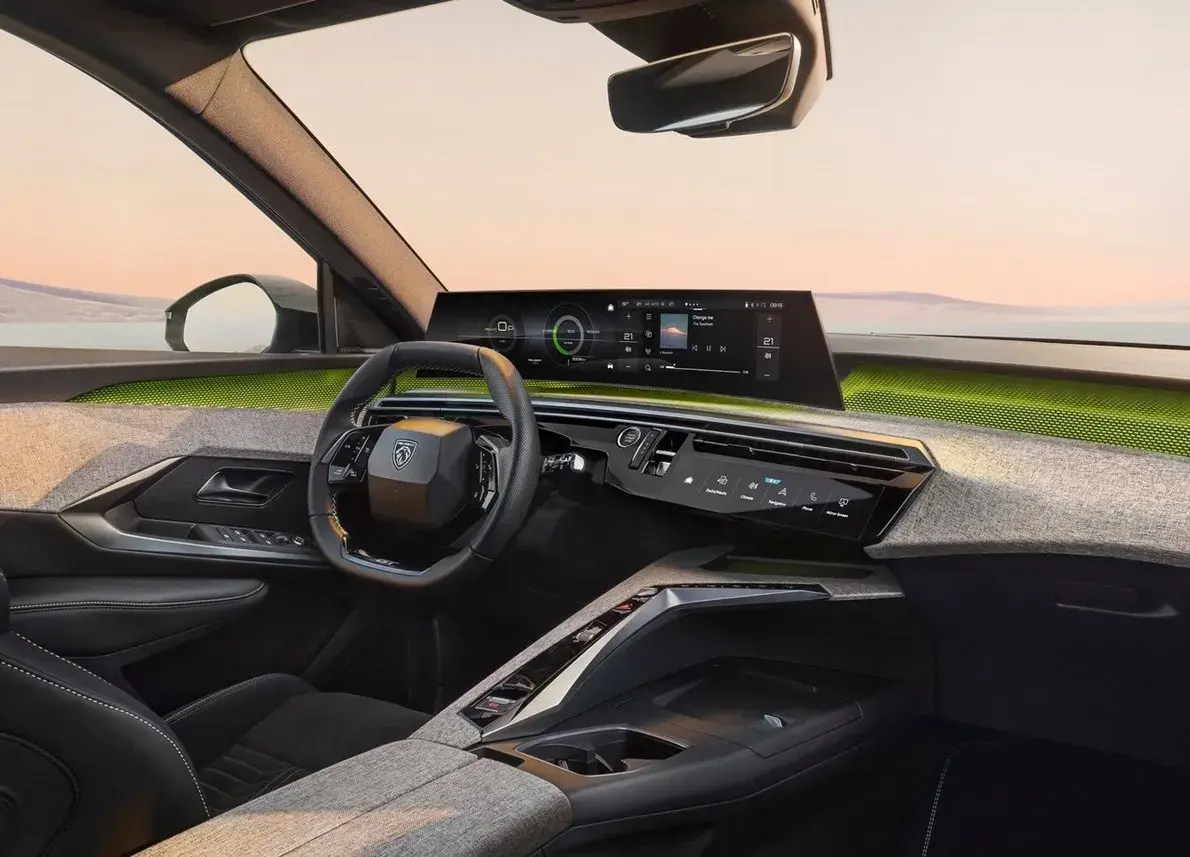 مقصورة بيجو الجديدة بتصميم i-Cockpit وشاشة منحنية