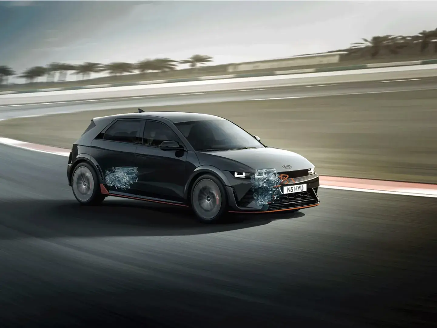 هيونداي IONIQ 5N على حلبة سباق مع إظهار المحركين الكهربائيين بمقطع شفاف