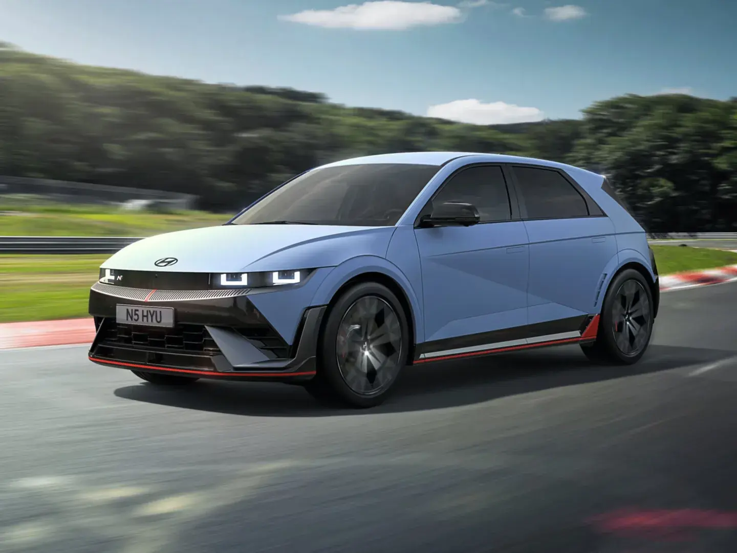 هيونداي IONIQ 5N الكهربائية باللون الأزرق من الأمام بزاوية جانبية على حلبة سباق