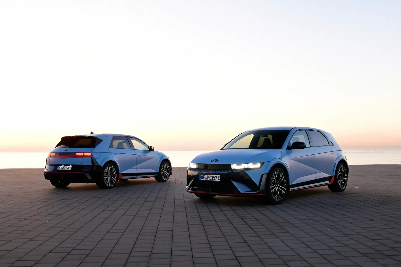 سيارتان هيونداي IONIQ 5N من الأمام والخلف على رصيف مطل على البحر