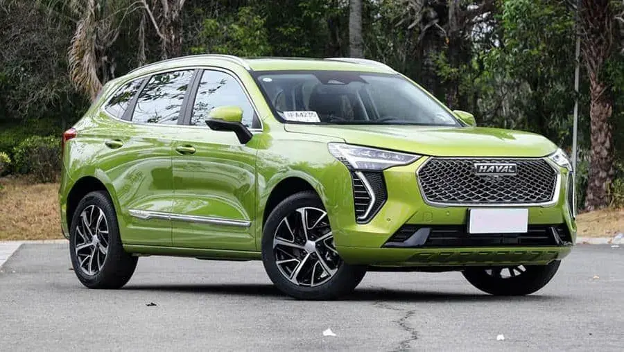 هافال جوليون SUV باللون الأخضر من الأمام بزاوية جانبية على طريق