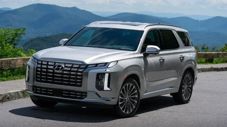 سيارة هيونداي SUV فضية من الأمام على طريق جبلي