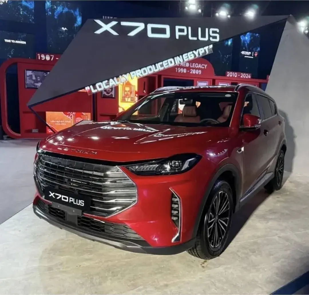 جيتور X70 Plus حمراء على منصة عرض خلال حفل الإطلاق