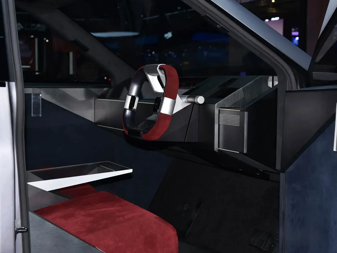 مقصورة GAC PICKUP 01 الأمامية بمقود أحمر غير تقليدي وطبلون بتصميم هندسي في معرض