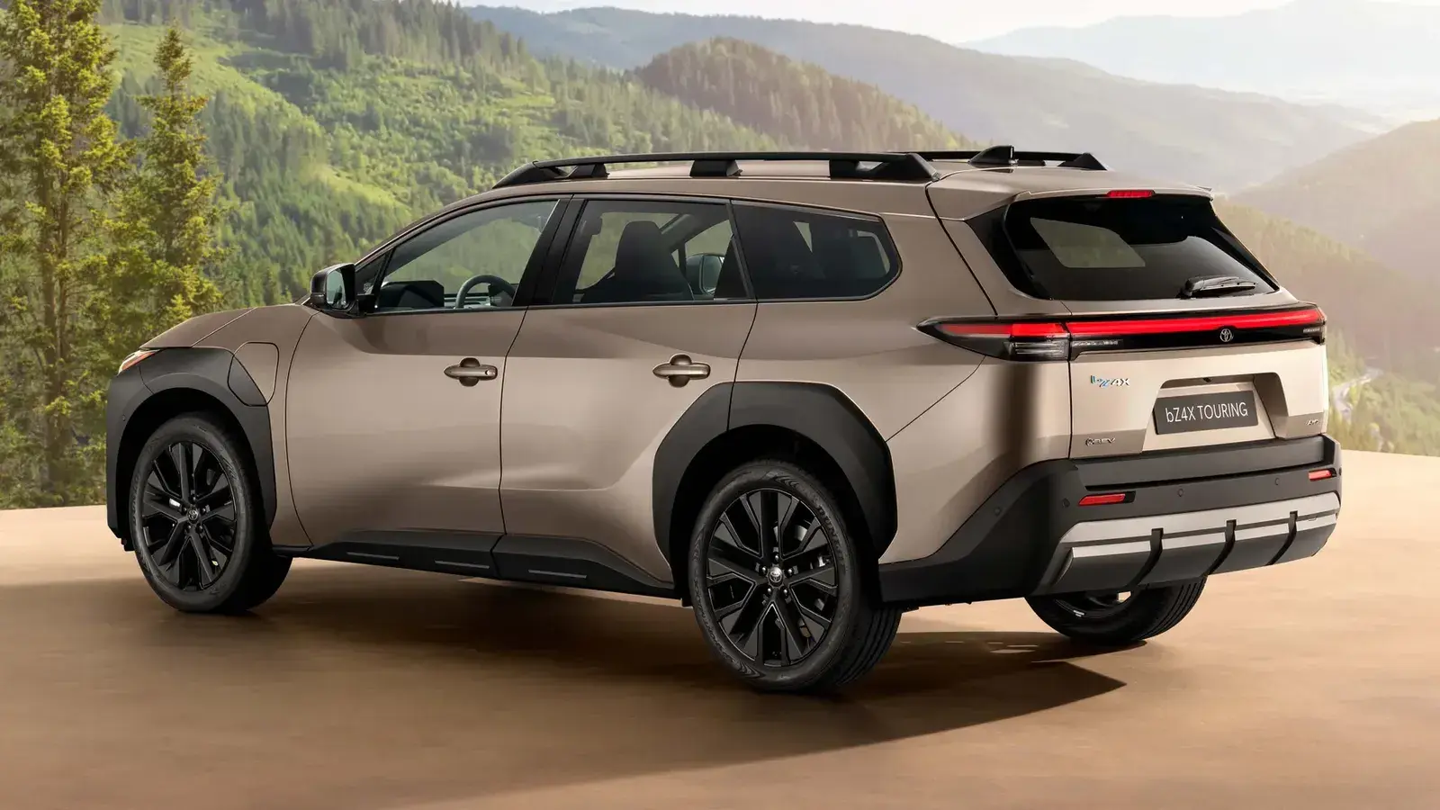تويوتا bZ4X Touring من الخلف بقضبان سقف ومصابيح خلفية LED ممتدة