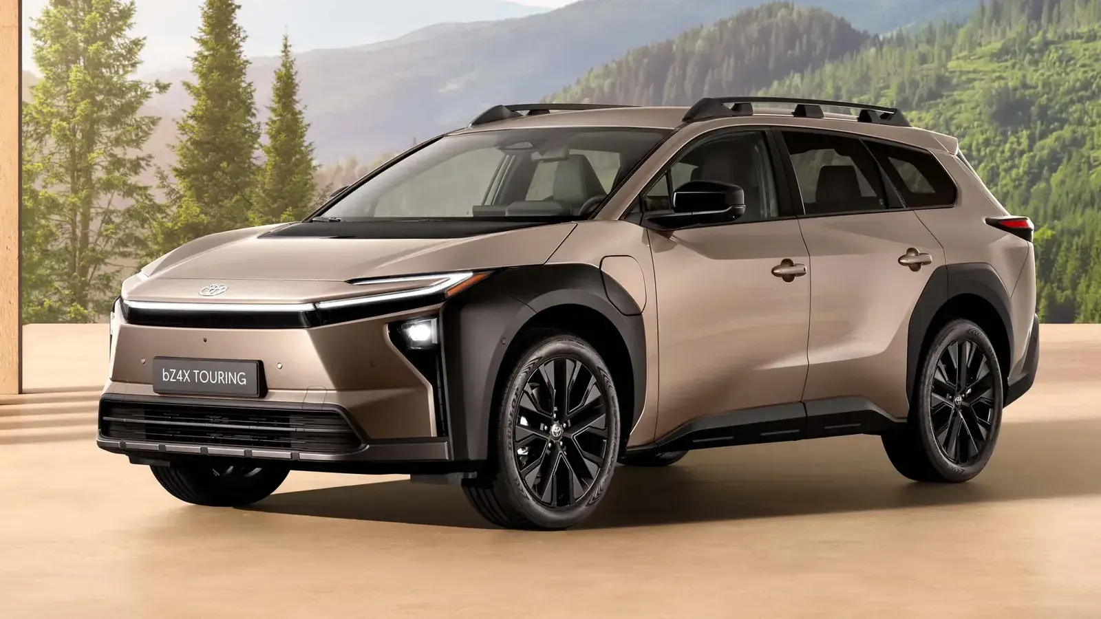 تويوتا bZ4X Touring الكهربائية بلون بيج من الأمام بزاوية جانبية مع قضبان سقف وكسوة سوداء للرفارف