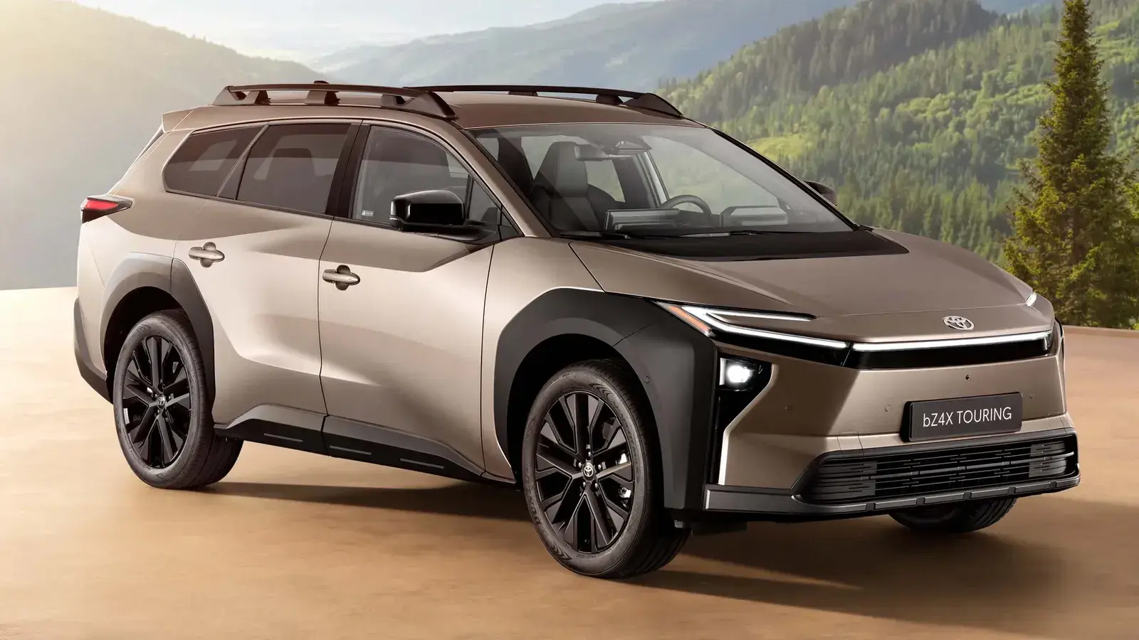 تويوتا bZ4X Touring الكهربائية باللون البرونزي من الأمام الجانبي مع خلفية جبلية