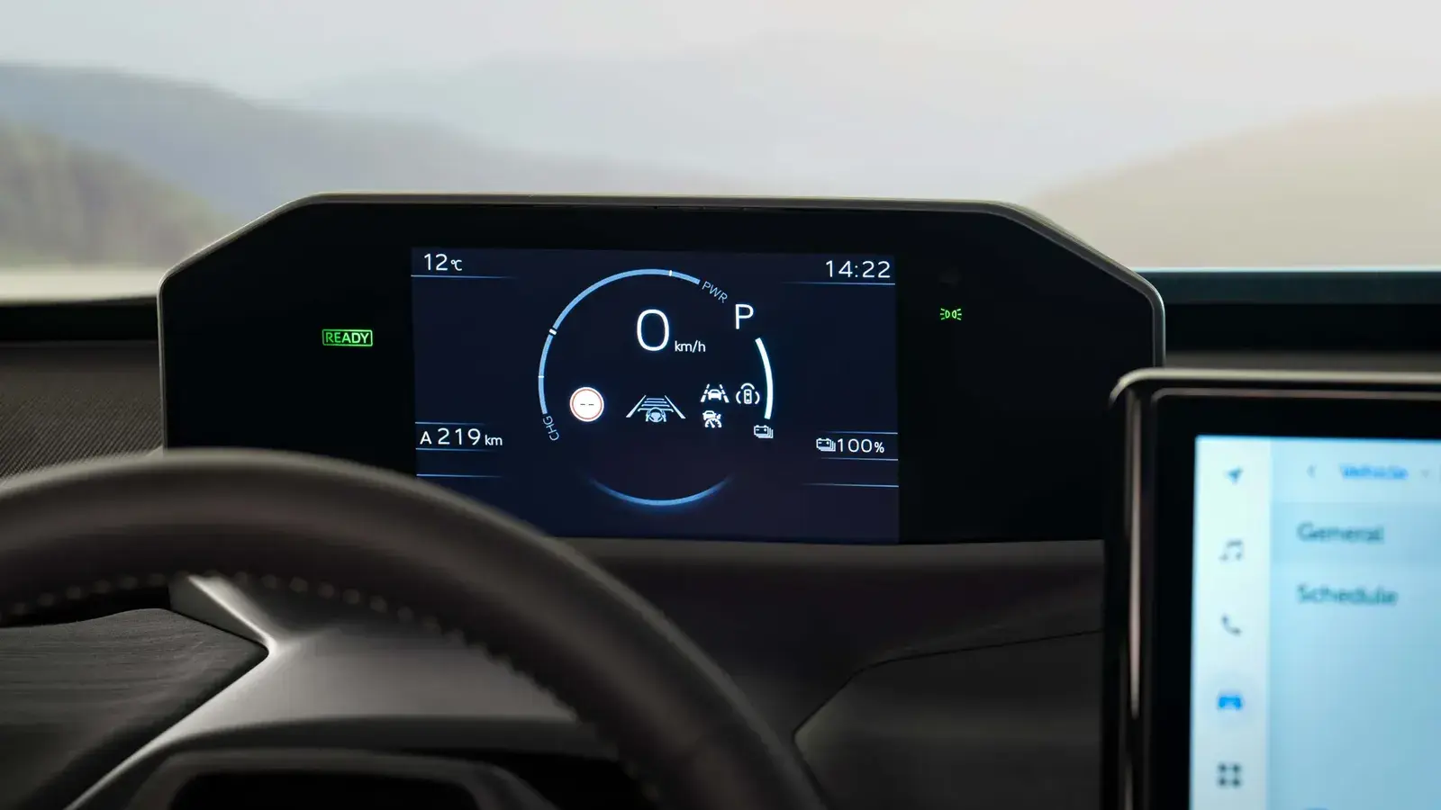 شاشة العدادات الرقمية أمام السائق في تويوتا bZ4X Touring