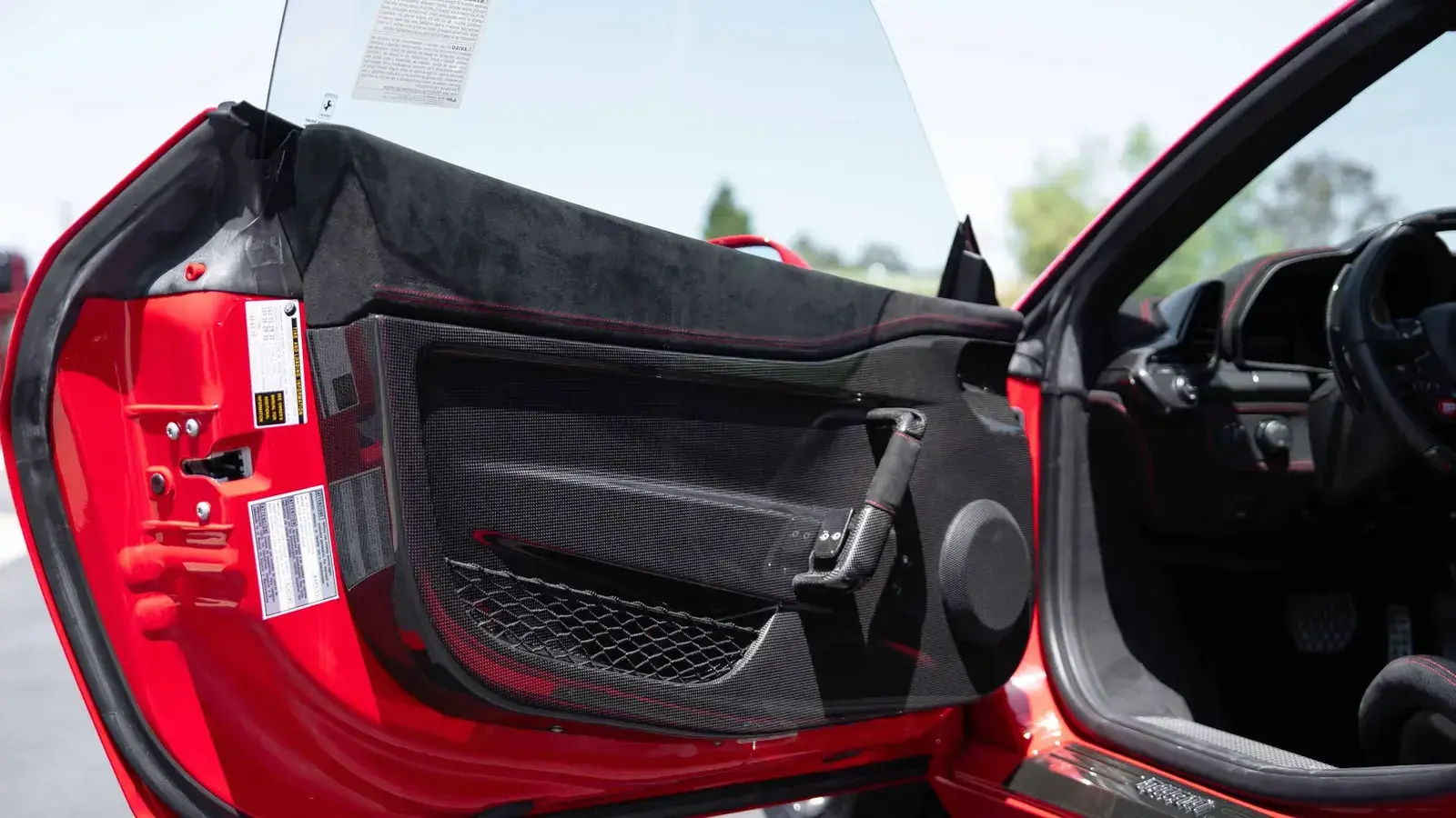 بطانة الباب الداخلية من ألياف الكربون في Ferrari 458 Speciale Aperta