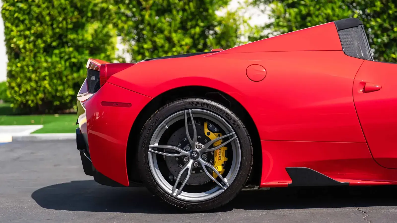 العجلة الخلفية لسيارة Ferrari 458 Speciale Aperta بجنط رياضي خفيف