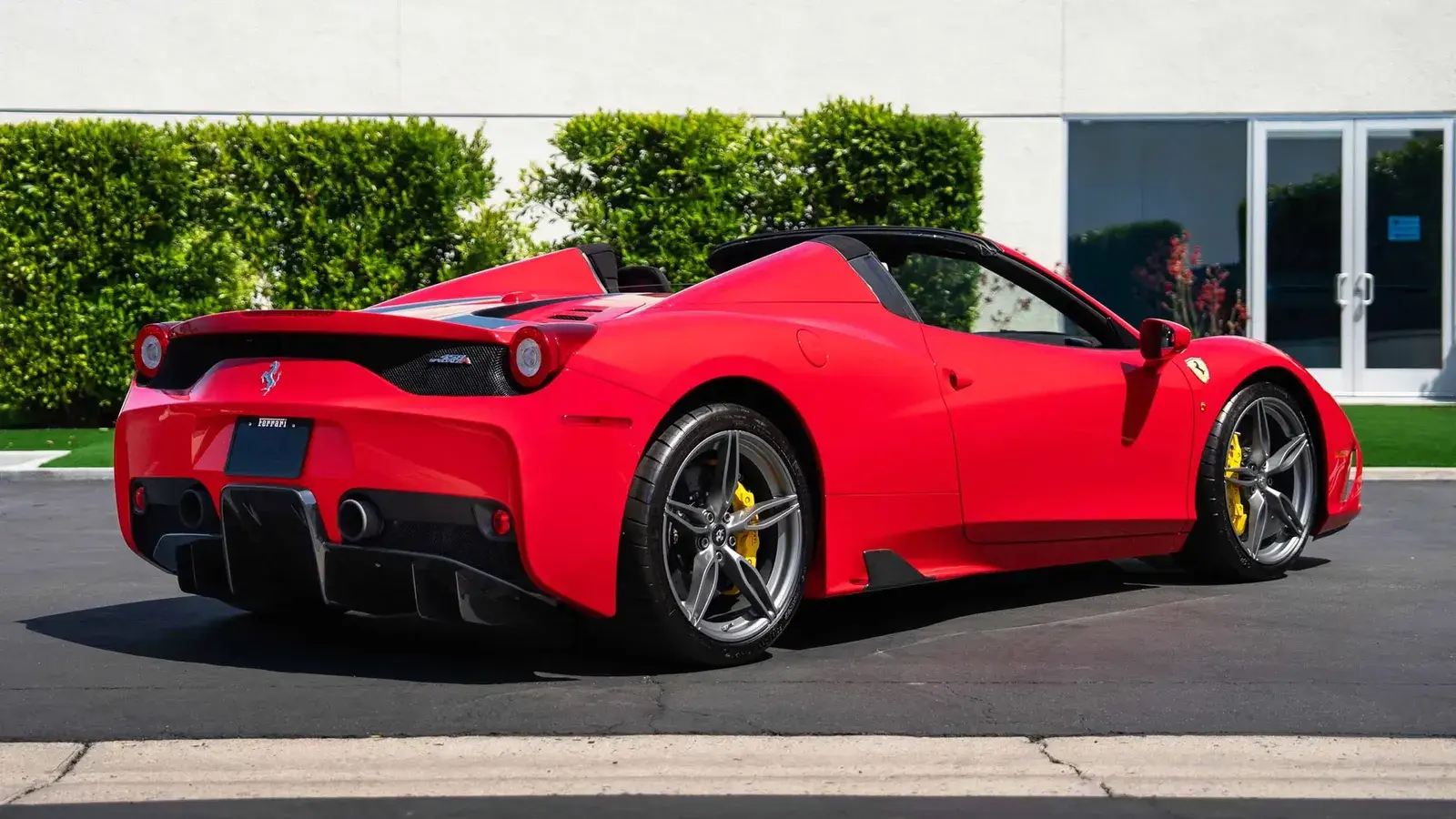 Ferrari 458 Speciale Aperta الحمراء المكشوفة من زاوية خلفية جانبية