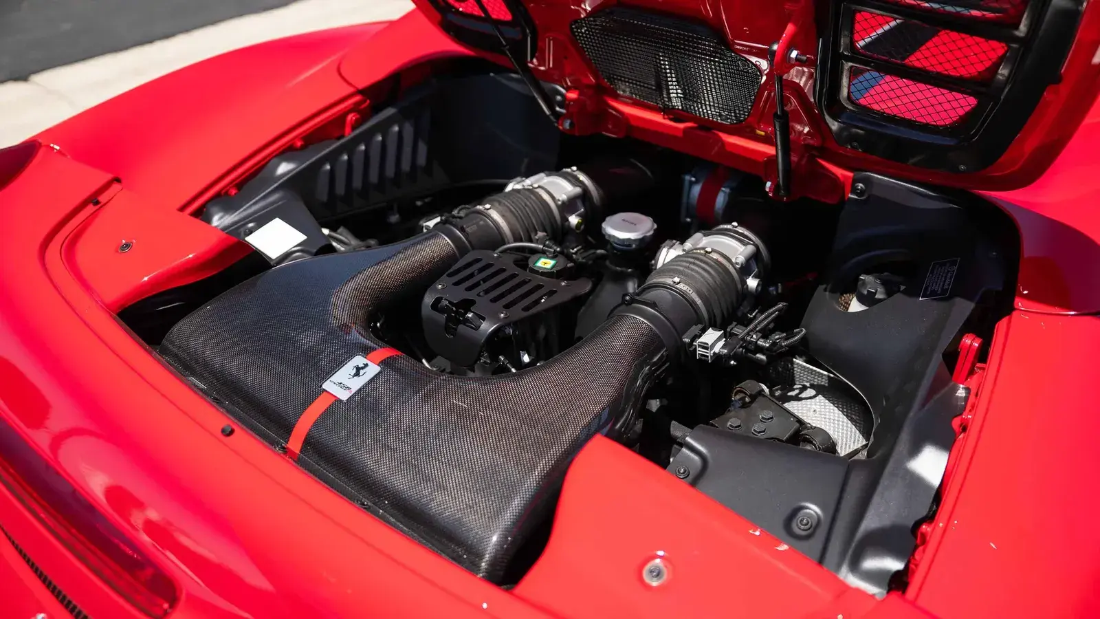 محرك V8 في Ferrari 458 Speciale Aperta بمجاري هواء من ألياف الكربون