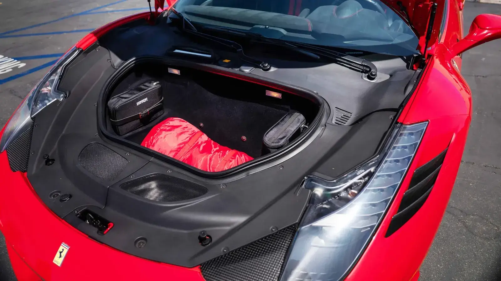 صندوق الأمتعة الأمامي في Ferrari 458 Speciale Aperta وبداخله حقائب