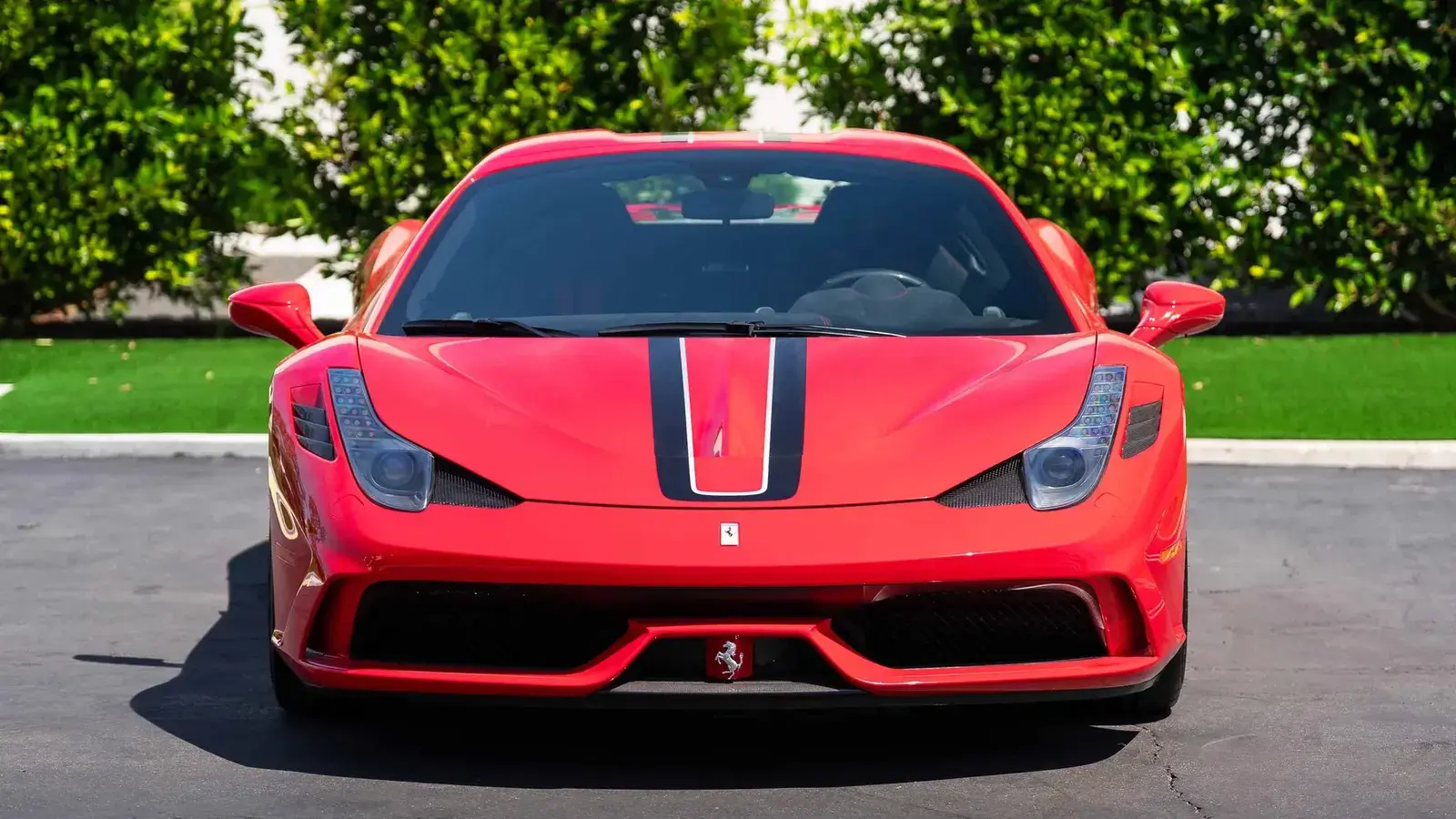 الواجهة الأمامية لسيارة Ferrari 458 Speciale Aperta الحمراء بخطوط سوداء على الغطاء
