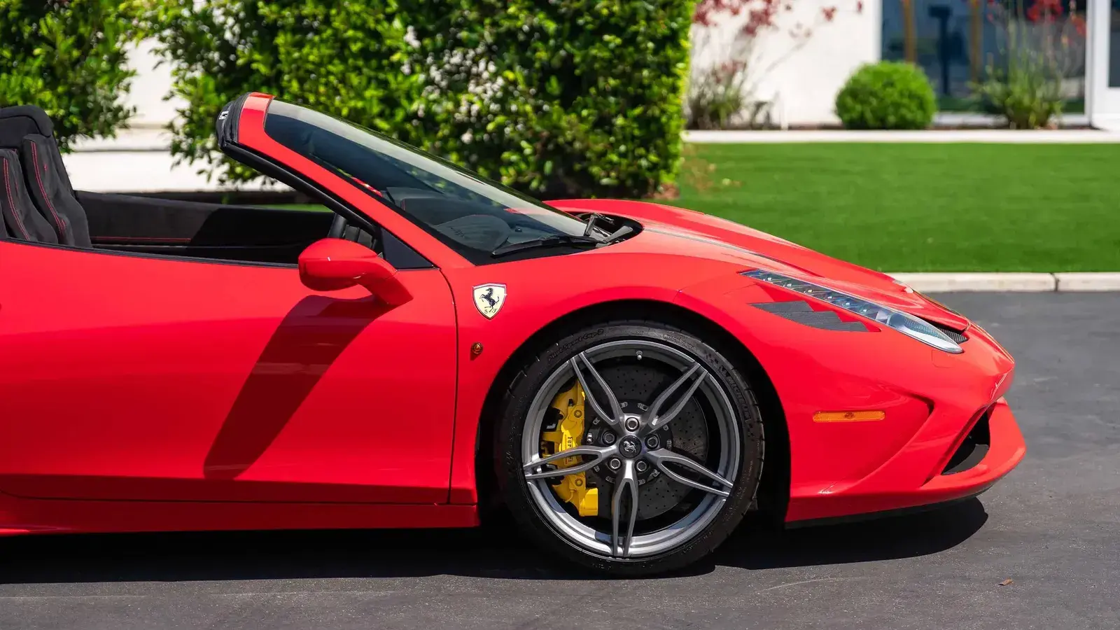 Ferrari 458 Speciale Aperta من الجانب مع السقف مفتوحًا
