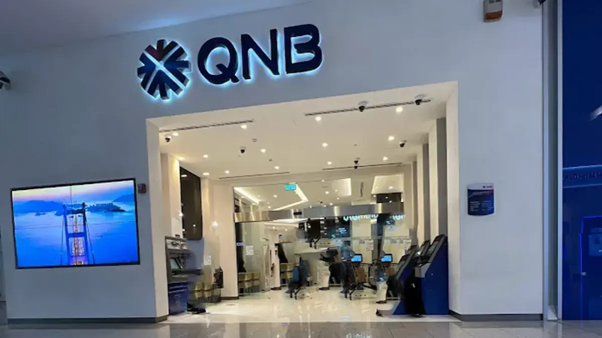 مدخل أحد فروع بنك QNB بلافتة مضيئة وشاشة عرض