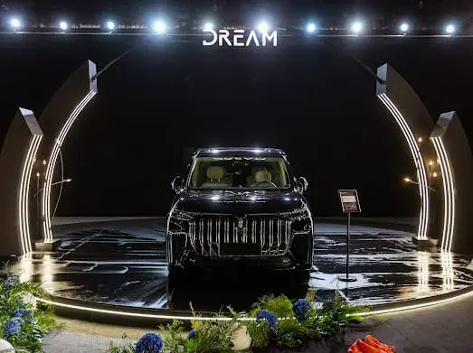سيارة VOYAH Dream معروضة على منصة مضاءة خلال حفل الإطلاق