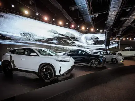 سيارات دونج فينج معروضة في قاعة حفل إطلاق SN Automotive