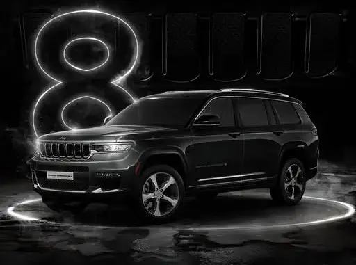 Jeep Grand Cherokee L سوداء أمام رقم 8 مضيء