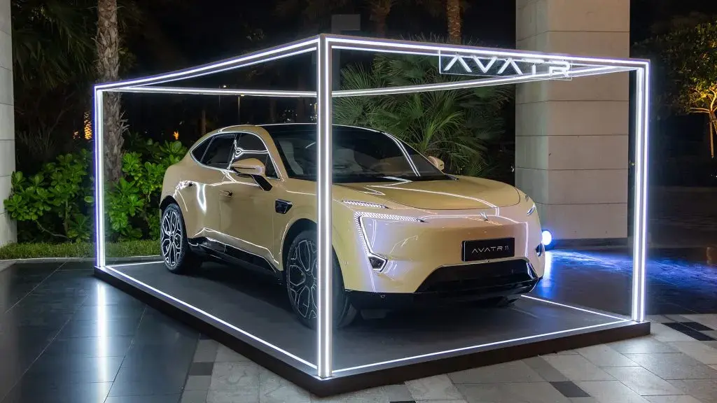 AVATR 11 ذهبية داخل صندوق عرض مضاء ليلًا