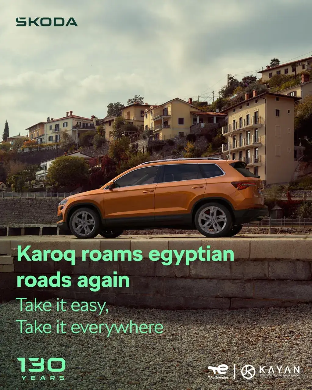 سكودا KAROQ برتقالية أمام منازل على تل