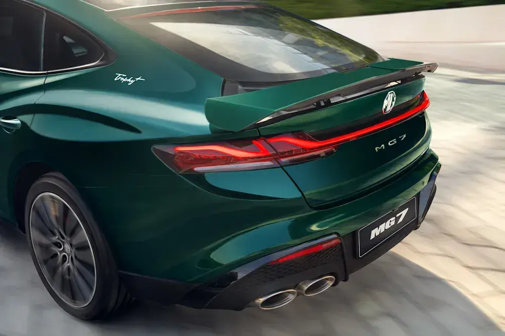 الجزء الخلفي من إم جي MG7 موديل 2026 الخضراء مع الجناح والمصابيح الخلفية