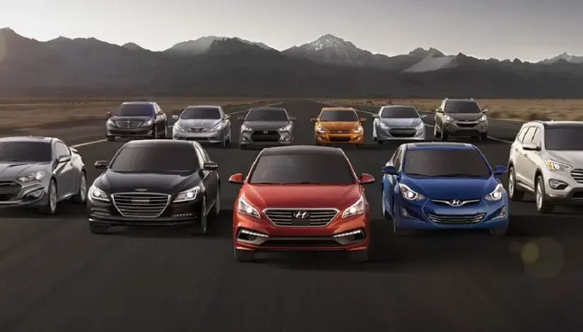 مجموعة من سيارات هيونداي السيدان والـSUV مصطفة على طريق مفتوح