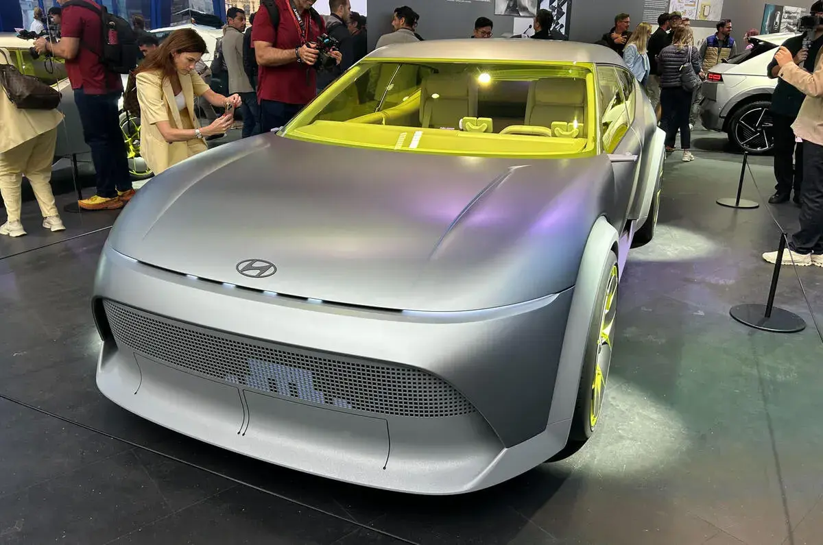 أيونيك Concept Three من الأمام بمصابيح نحيفة أثناء عرضها في معرض ميونخ