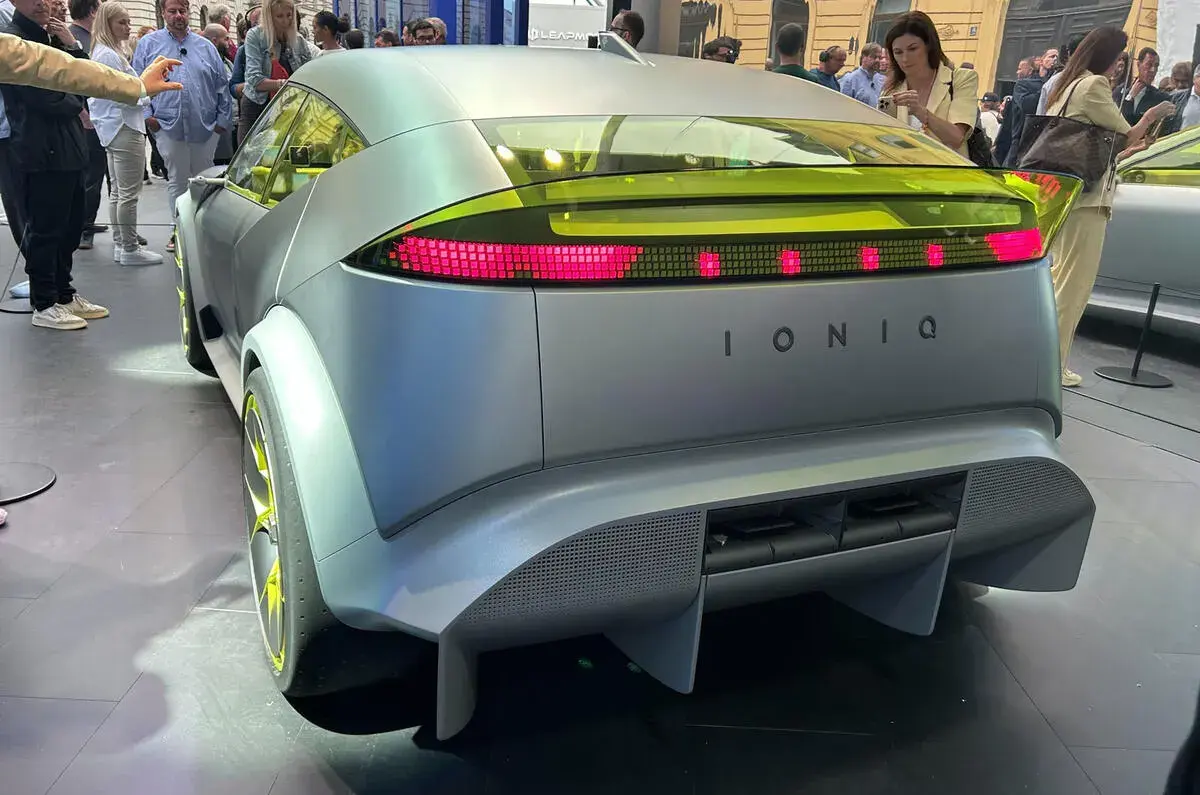 أيونيك Concept Three من الخلف بمصابيح بكسل حمراء وسط زوار معرض ميونخ