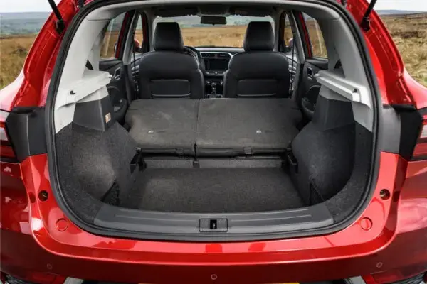 صندوق أمتعة MG ZS 2025 الحمراء مفتوحًا مع طي المقاعد الخلفية