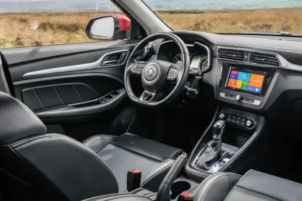 مقصورة MG ZS 2025 الداخلية مع عجلة القيادة والشاشة الوسطى وناقل الحركة