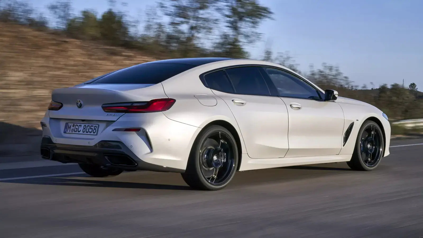 الفئة الثامنة Gran Coupe رباعية الأبواب من BMW أثناء السير