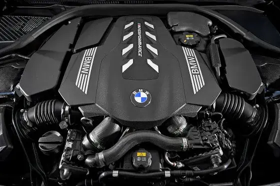 محرك V8 من BMW داخل حجرة المحرك