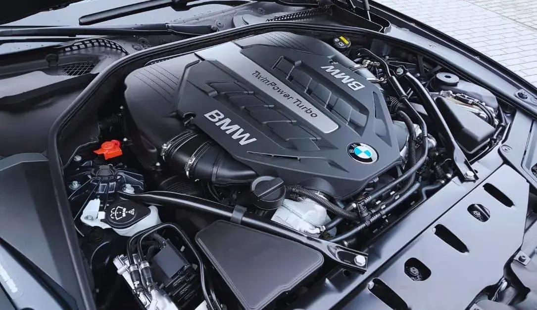 محرك احتراق داخلي من BMW تحت غطاء المحرك