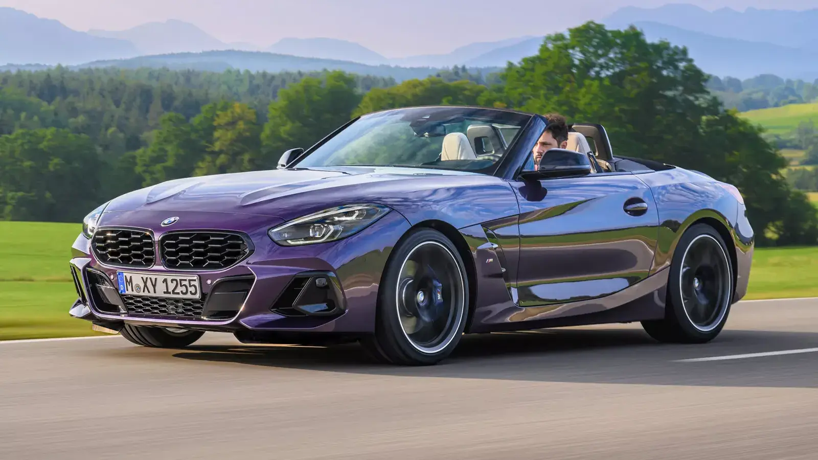 BMW Z4 المكشوفة ثنائية المقاعد أثناء السير على طريق ريفي