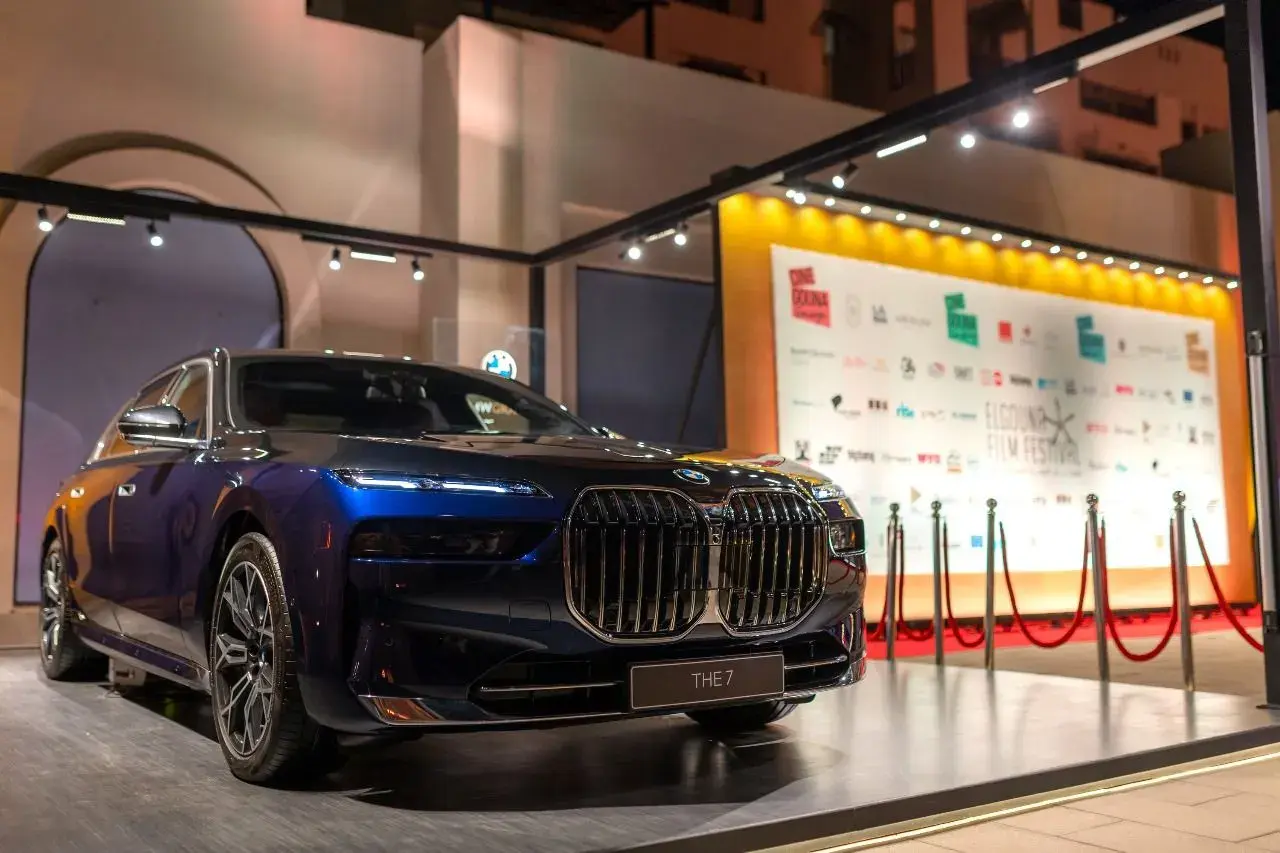 BMW الفئة السابعة معروضة أمام لوحة مهرجان الجونة السينمائي