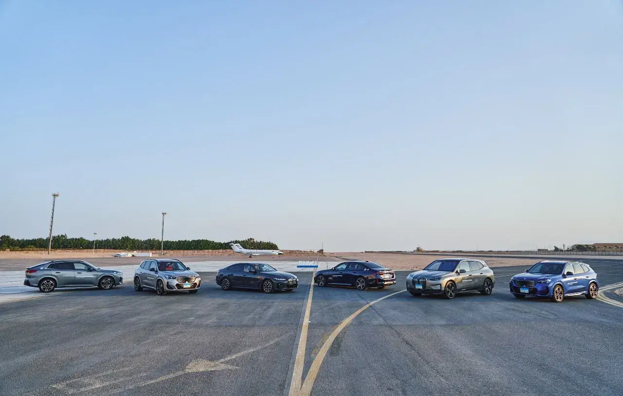 مجموعة من سيارات BMW مصطفة على مدرج مطار الجونة