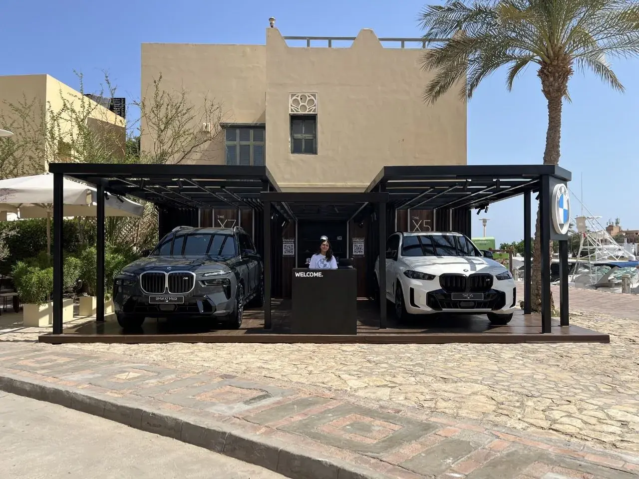 جناح عرض BMW في الجونة يضم سيارتين متعددتي الاستخدامات بالأسود والأبيض