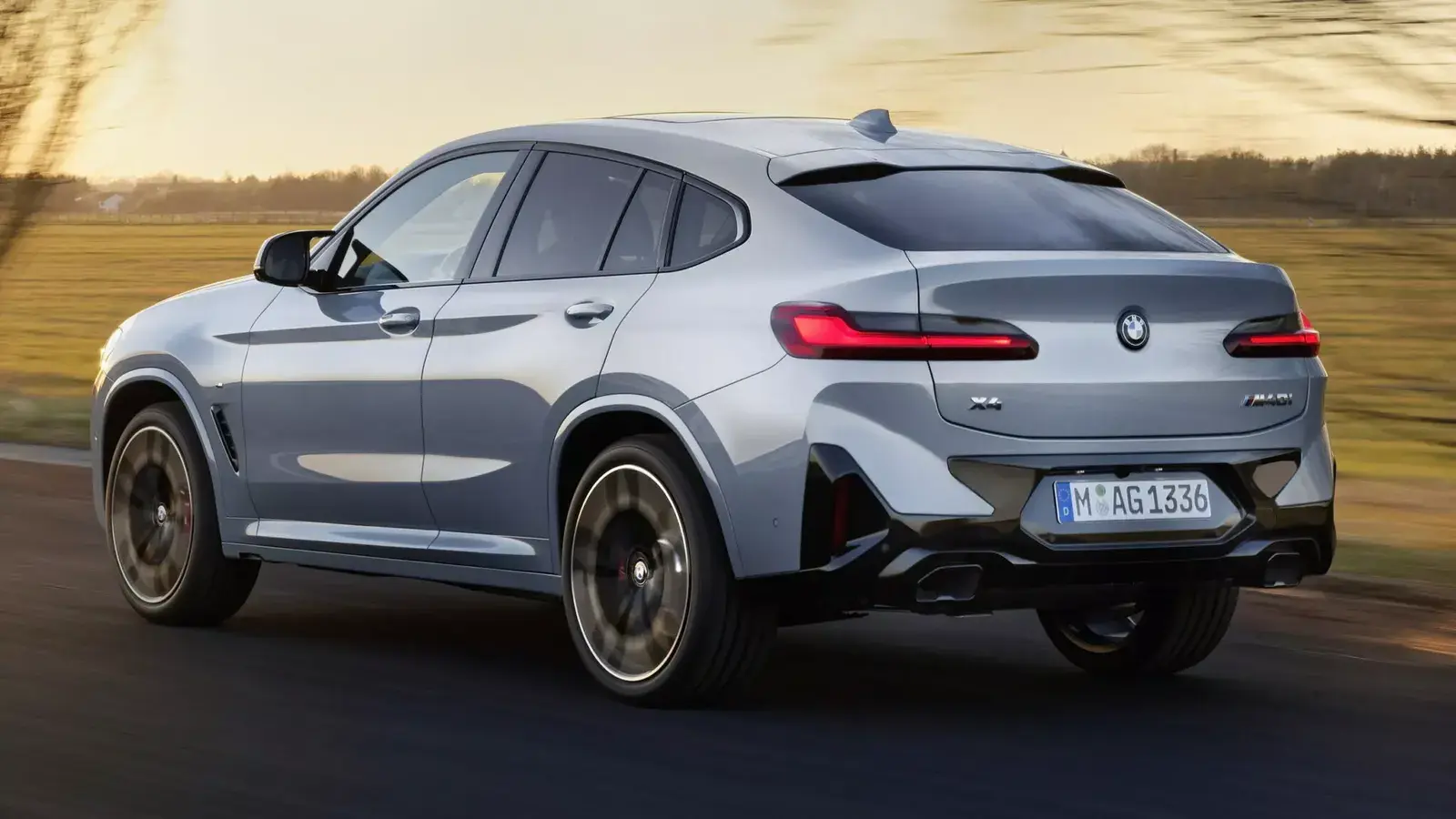 BMW X4 من الخلف أثناء السير على الطريق