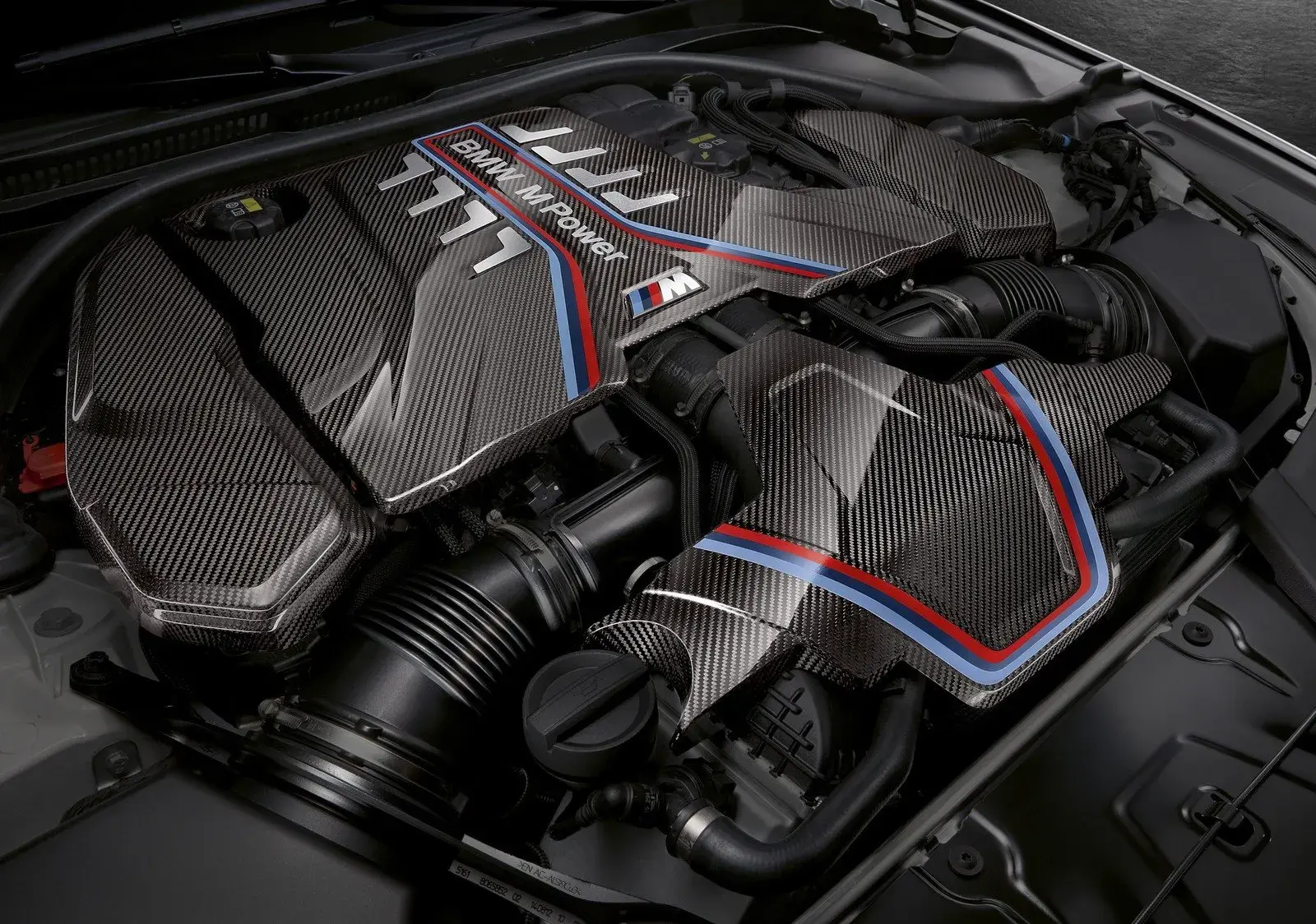 محرك BMW عالي الأداء بغطاء من ألياف الكربون